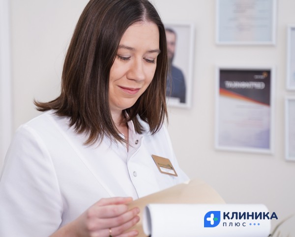 Врач читает документ
